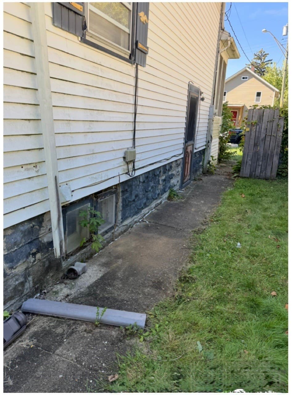 Junk removal in Rockford IL: side yard debris removal after